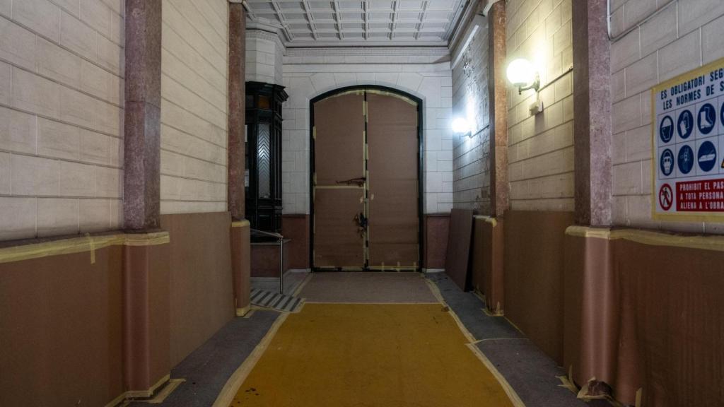 Entrada interior del edificio de la residencia Tàber de Barcelona