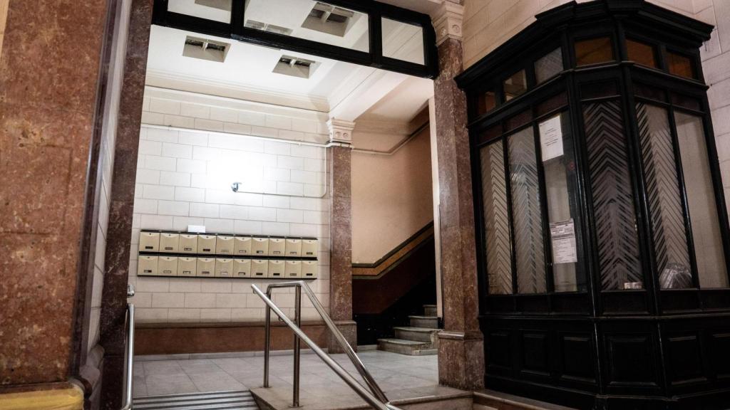 Interior de vestíbulo del edificio donde está la Residencia Tàber de Barcelona