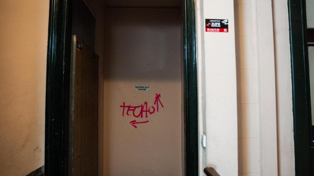 Acceso a uno de los pisos de la Residencia Tàber de Barcelona