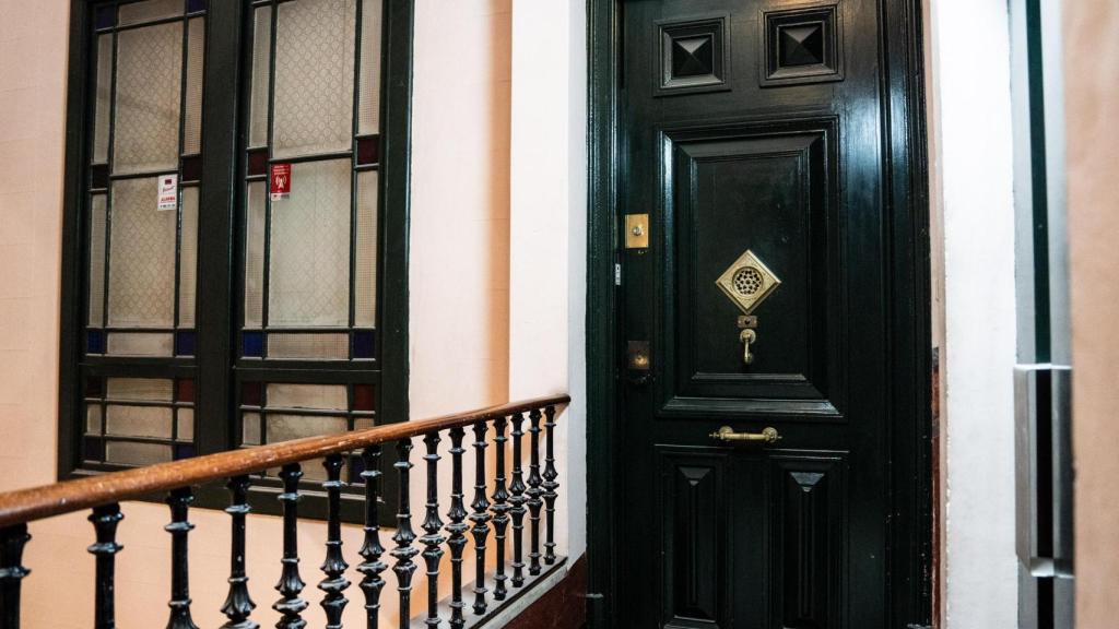 Puerta de acceso al único piso habitado de la Residencia Tàber de Barcelona
