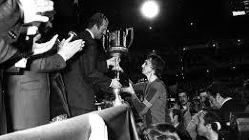 Johan Cruyff recibe la Copa de manos del Rey Juan Carlos I