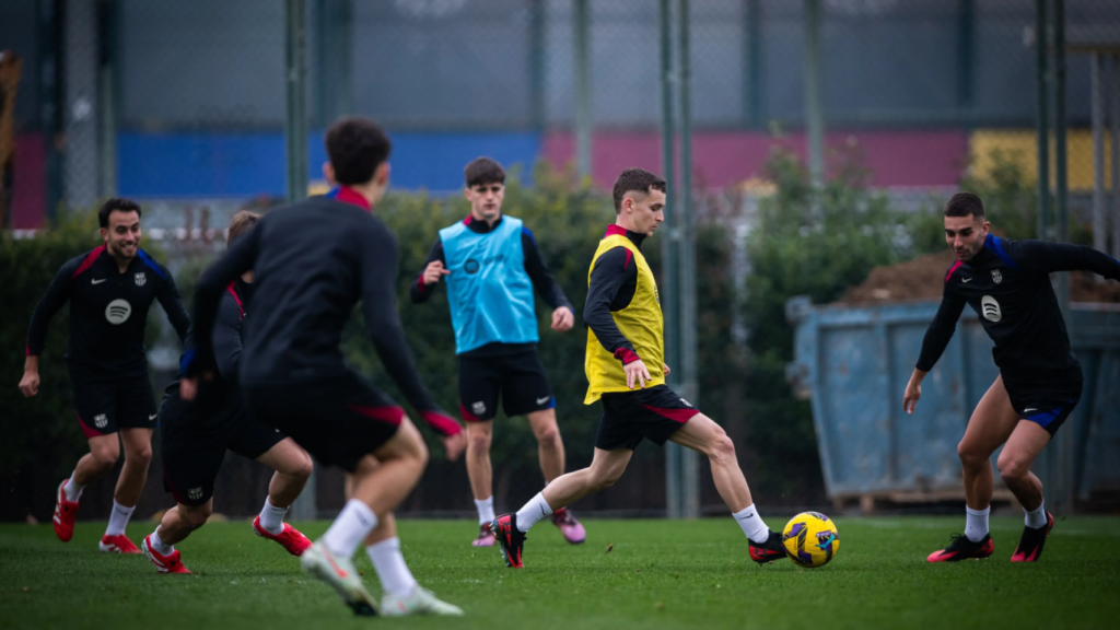 Marc Casadó controla el balón durante un entrenamiento del Barça