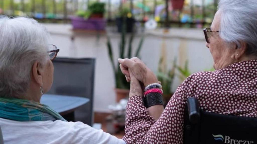 Gente mayor en la residencia