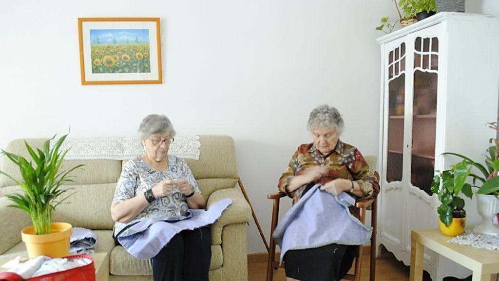 Dos personas en la residencia