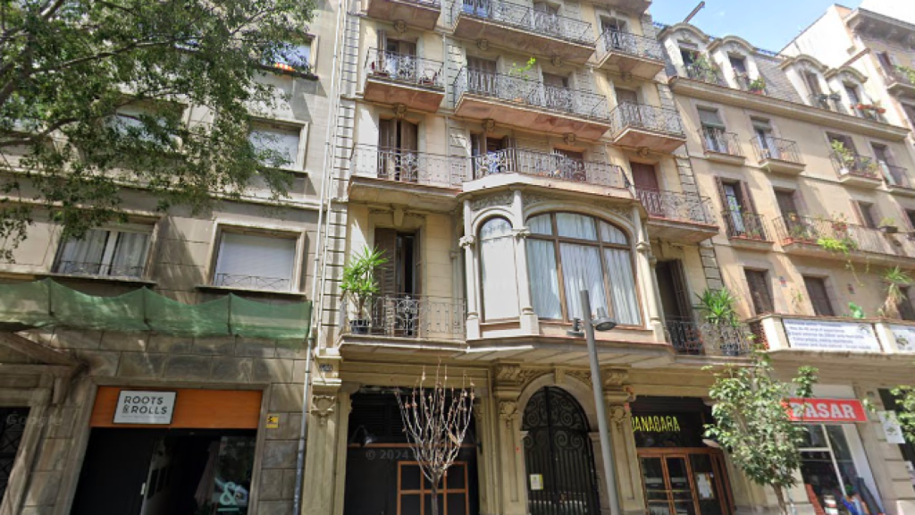 Fachada de la residencia 'Rosa Franch', 'expulsada' del Eixample de Barcelona