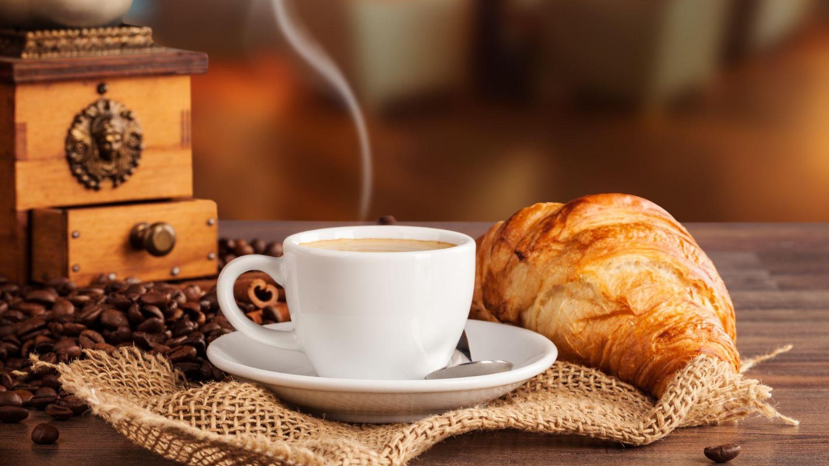 Croissant y café