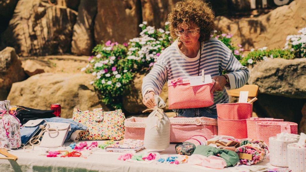 Una voluntaria ayuda a organizar un evento en el refugio de animales La Muntanyeta de Terrassa.