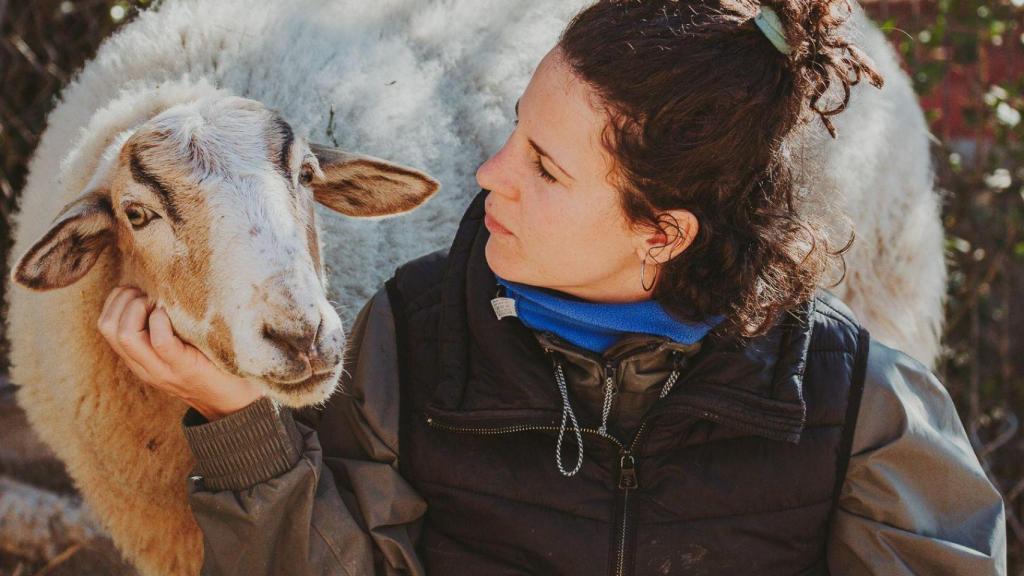 Melody González junto a una oveja acogida en el refugio de animales La Muntanyeta de Terrassa.