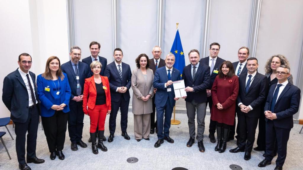 L'alcalde de Barcelona, Jaume Collboni, i la Comissionada d'Assumptes Europeus, Mar Jiménez (dreta), juntament amb alcaldes i representants de ciutats europees