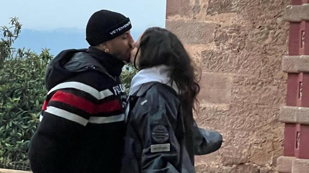 Rosalía y Rauw Alejandro en la casa