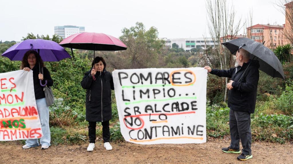 Vecinos de Pomar con pancartas de protesta