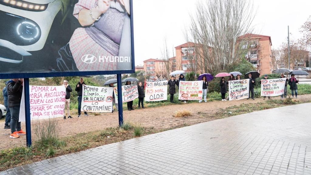 Vecinos de Pomar con carteles de protesta