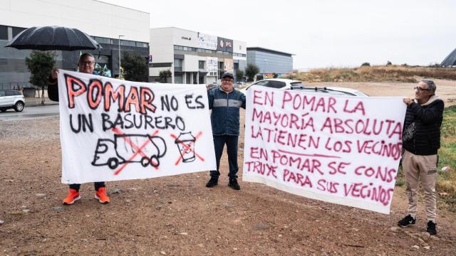 Vecinos de Pomar con pancartas contra el parque de basuras y el alcalde