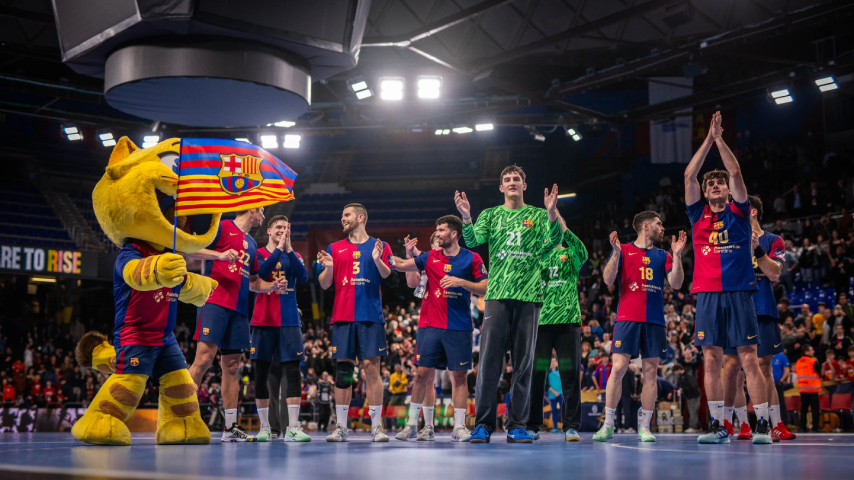 Los jugadores del Barça de balonmano celebran con el Palau Blaugrana una victoria de Champions League