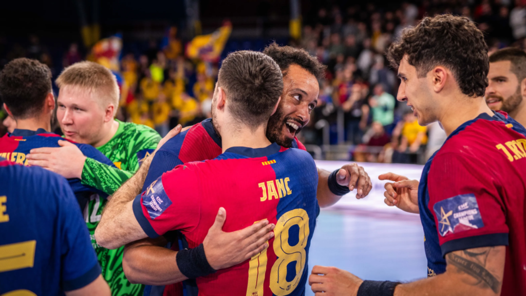 Los jugadores del Barça de balonmano se felicitan tras vencer al Kielce en la Champions League