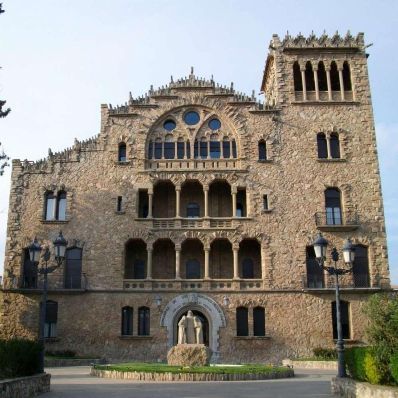 Fachada del asilo del Sant Crist de Igualada