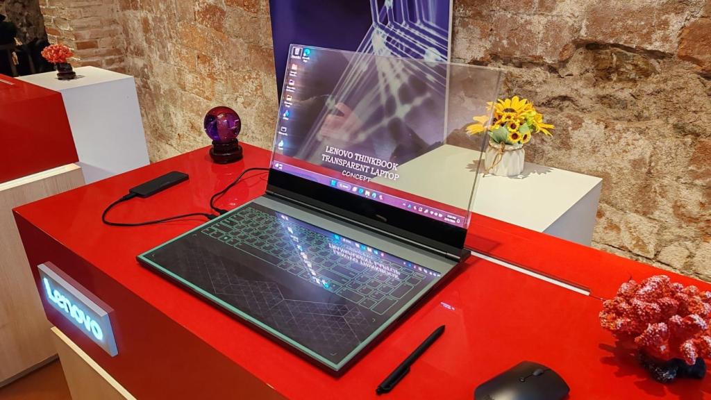 Pantalla transparente de un portátil Lenovo