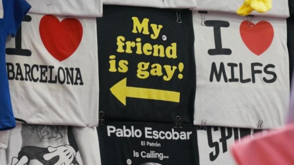Camisetas de una tienda de souvenirs de Barcelona