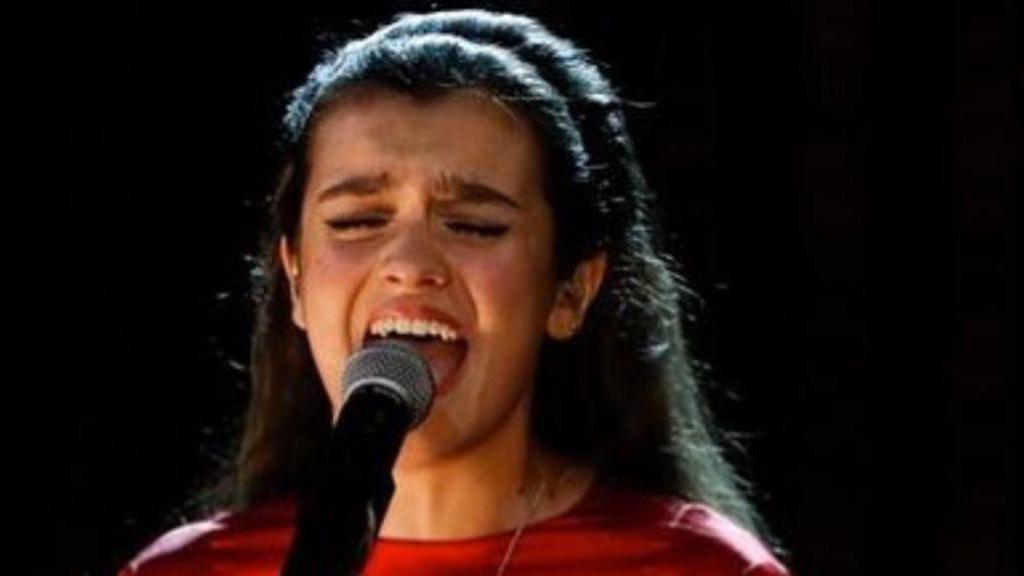 Amaia cantando en los Goya 2020