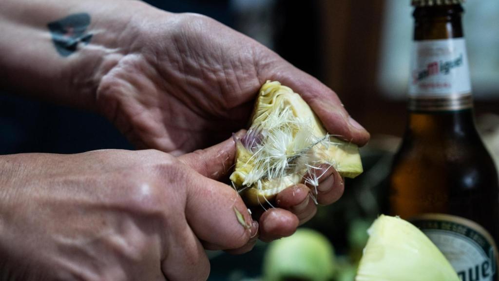 Cocinando la alcachofa Prat en una imagen de archivo