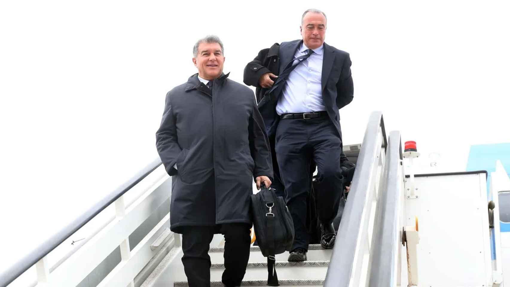 Joan Laporta, junto a Rafa Yuste, durante un viaje del primer equipo del Barça