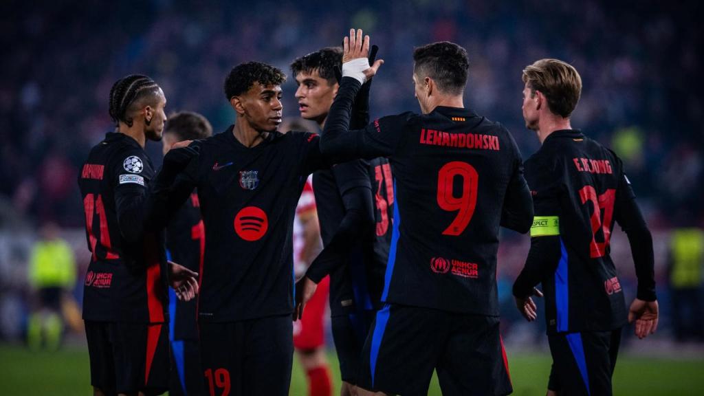 Lamine Yamal y Lewandowski festejan una victoria del Barça en la Champions League