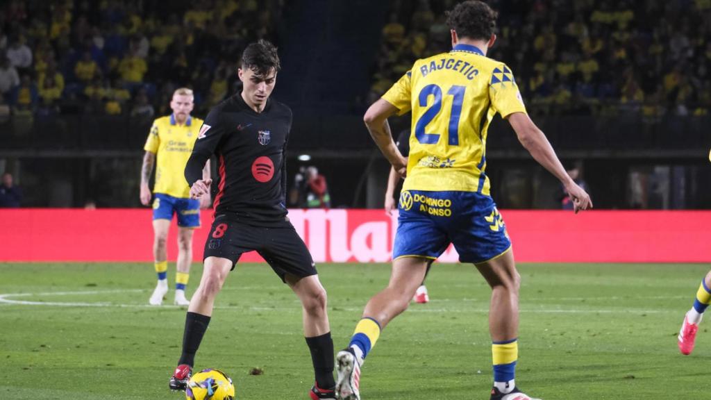Pedri busca una línea de pase en el partido entre Las Palmas y Barça