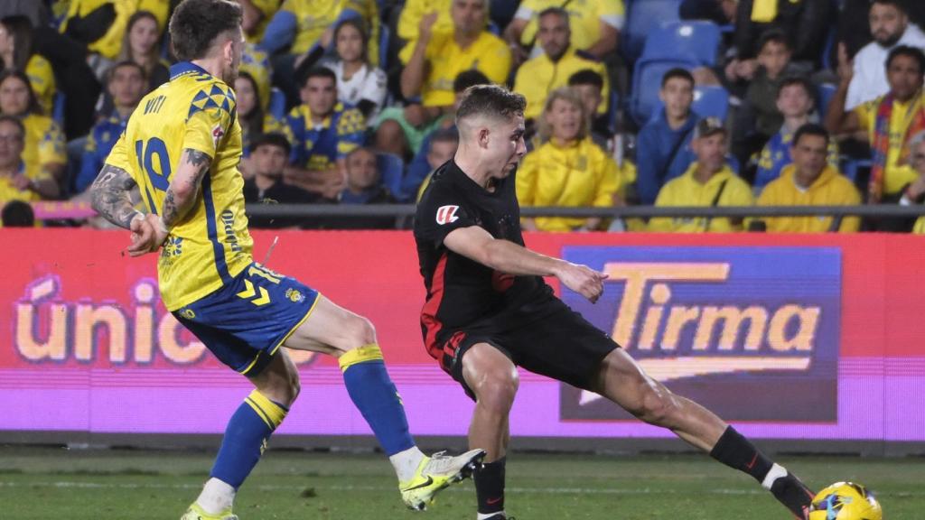 Fermín López intenta un centro en el partido del Barça contra Las Palmas
