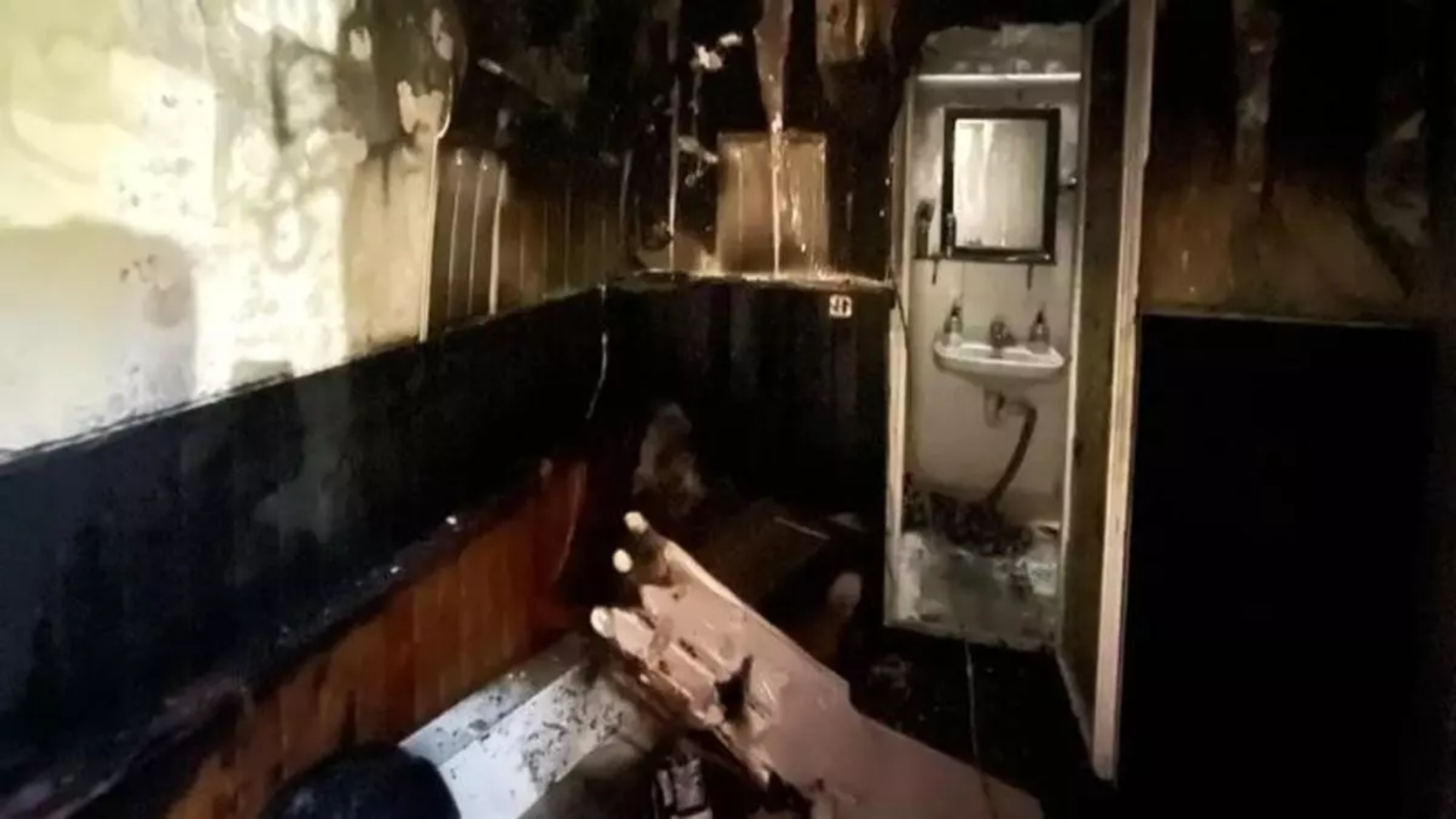 Vivienda calcinada tras la explosión de un patinete eléctrico en L’Hospitalet