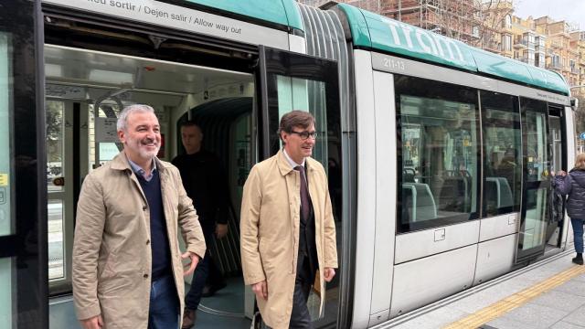 Illa y Collboni saliendo del tranvía para ir a la celebración de la Fiesta del Tranvía