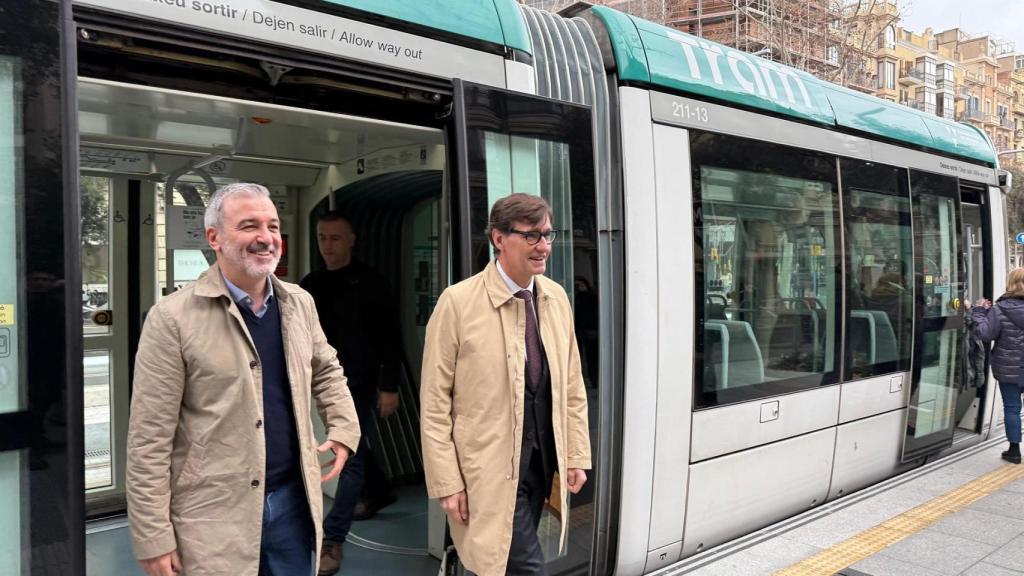 Illa y Collboni saliendo del tranvía para ir a la celebración de la Fiesta del Tranvía