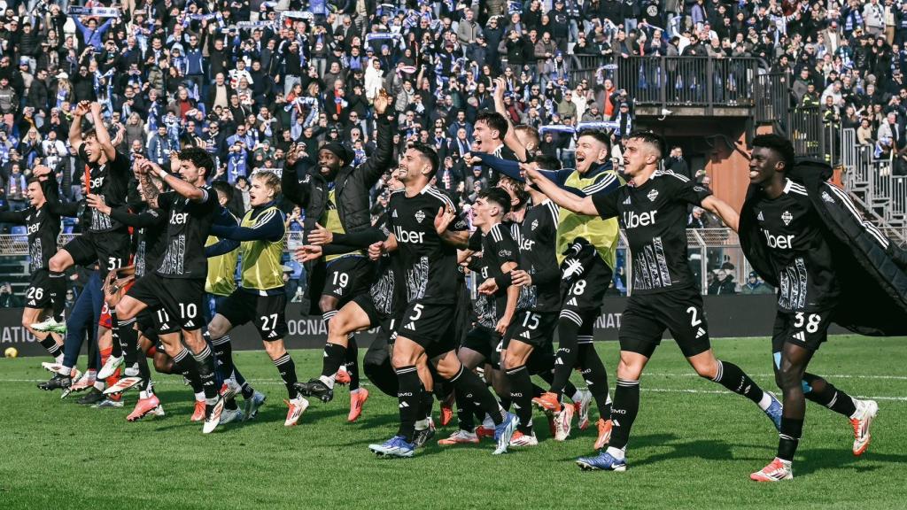 La felicidad de los jugadores del Como 1907 tras conquistar una victoria en la Serie A