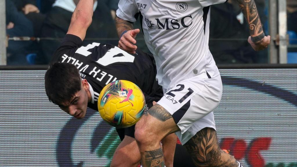 Álex Valle disputa el balón con Politano en el Como-Nápoles