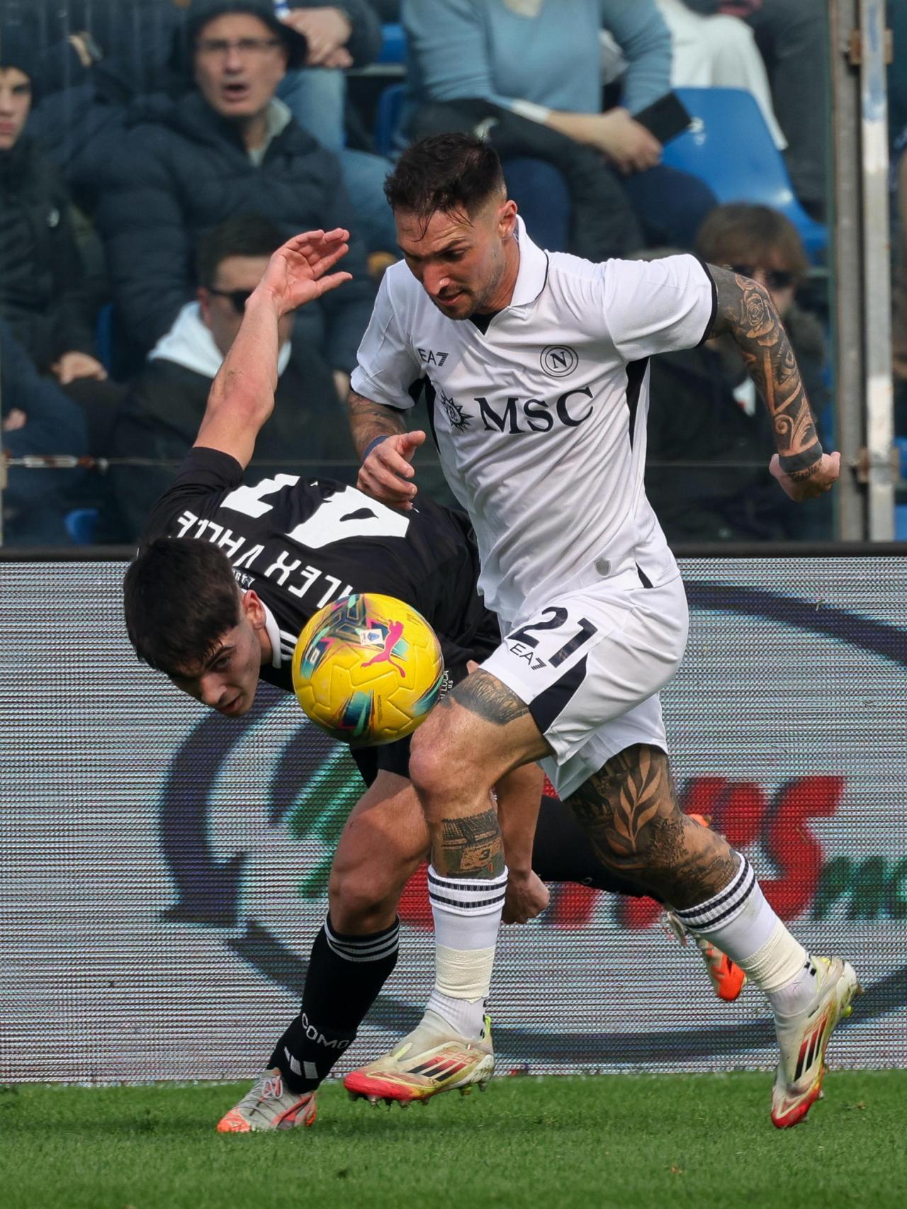 Álex Valle disputa el balón con Politano en el Como-Nápoles