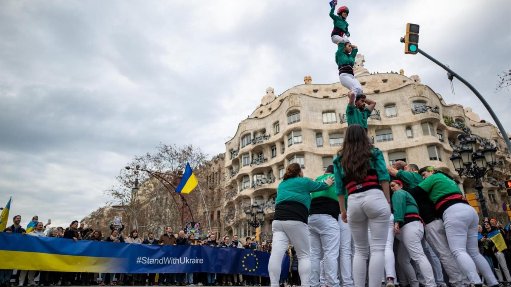 Actuación de los 'castellers' de Cerdanyola en la manifestación por el tercer año del inicio de la invasión de Rusia en Ucrania, a 23 de febrero de 2025, en Barcelona