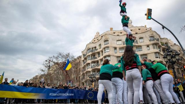 Actuación de los 'castellers' de Cerdanyola en la manifestación por el tercer año del inicio de la invasión de Rusia en Ucrania, a 23 de febrero de 2025, en Barcelona