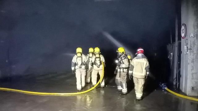 Una dotación de bomberos acude a un fuego en imagen de archivo