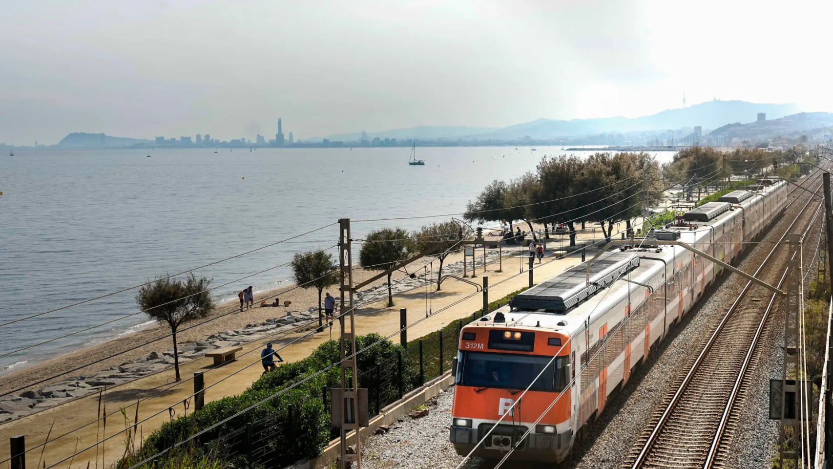 Tren de Rodalies con Barcelona al fondo