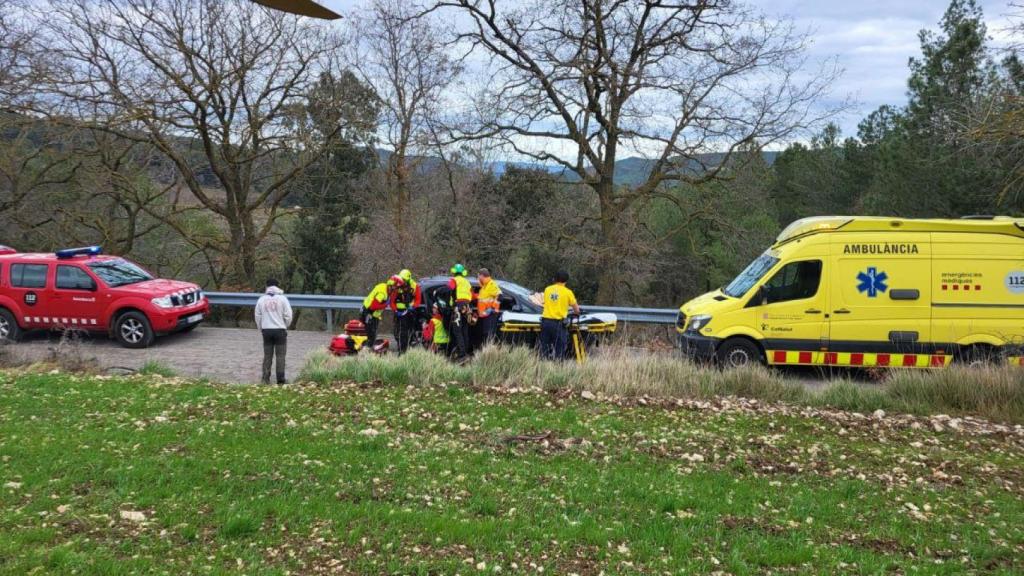 Bombers i SEM rescatant a una àvia a Castellar del Vallès
