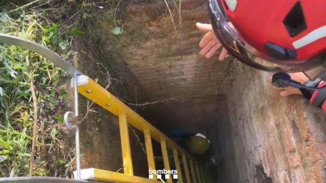 Bomberos y SEM rescatando a una anciana en Castellar del Vallès