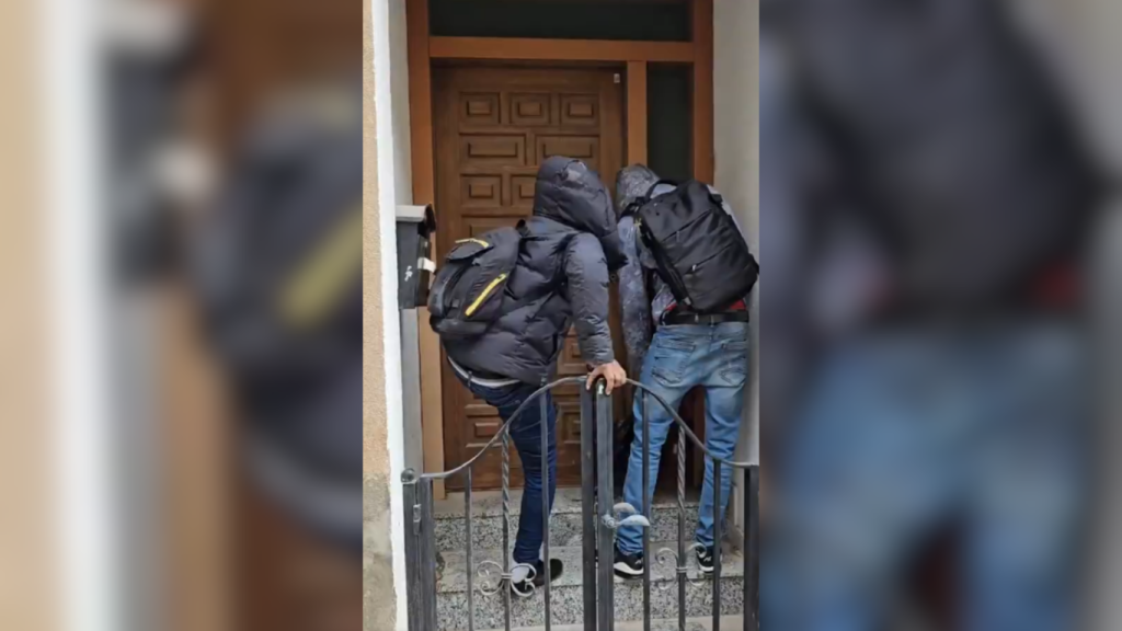 Dos hombres intentando allanar un piso en Badalona