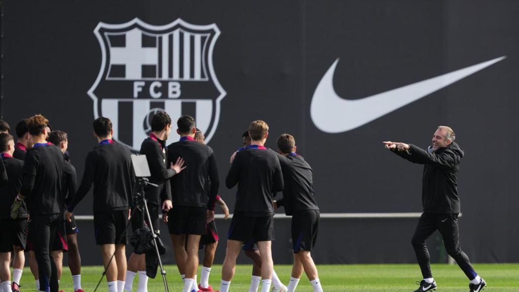 Flick sonríe después de recibir las collejas de la plantilla por su 60 cumpleaños