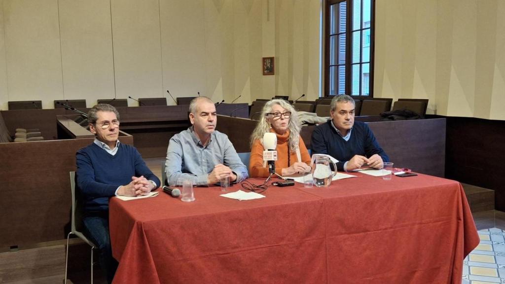 Joaquim Carcereny, regidor de Espacio Público y Servicios Municipales de Sant Feliu; Javier Molina, primer teniente de alcalde de Presidencia;  Lourdes Borrell, alcaldesa; y Jaume Manyoses, regidor de Derecho de la Vivienda