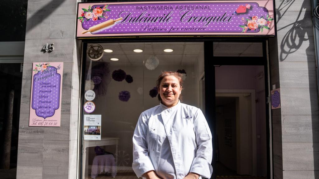 Crenguta davant la porta de la seva pastisseria