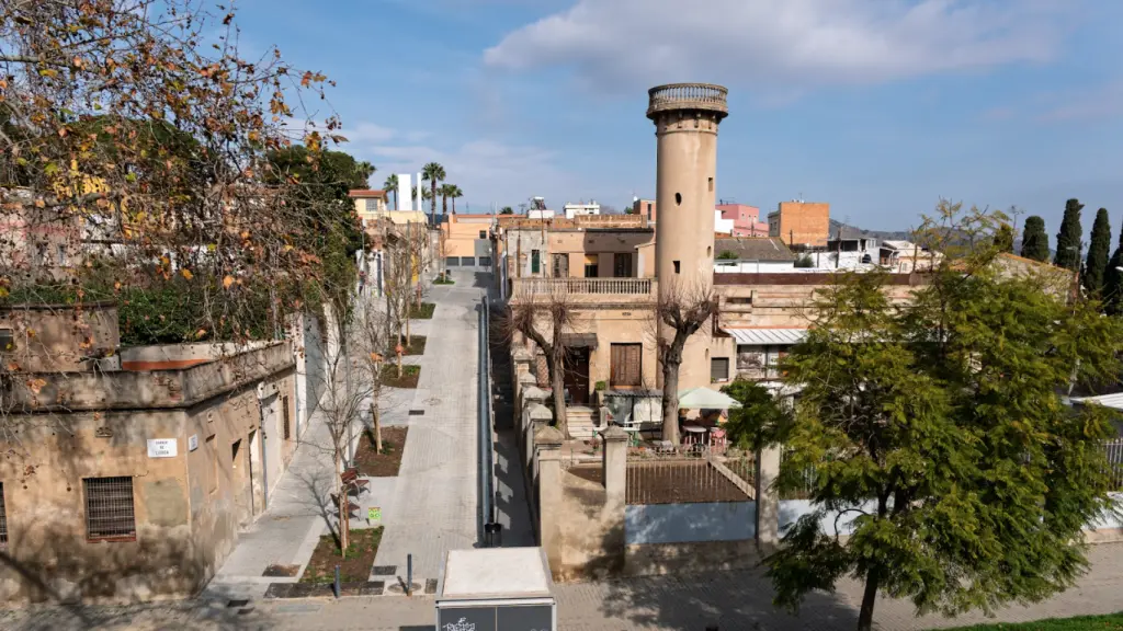La calle de Capcir con la torre mirador