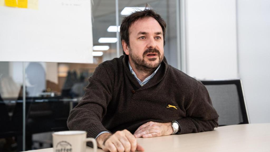 Imagen de la entrevista con Lluc Guarro, en las oficinas de Roca Salvatella