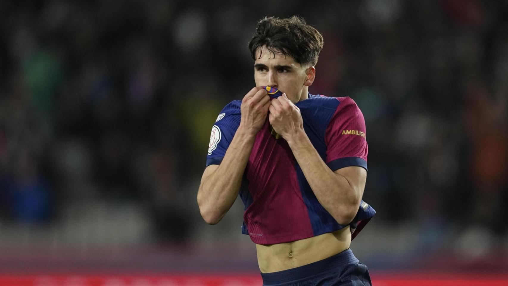 Pau Cubarsí se besa el escudo del Barça tras marcar el gol del empate contra el Atlético de Madrid
