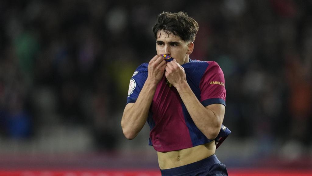 Pau Cubarsí se besa el escudo del Barça tras marcar el gol del empate contra el Atlético de Madrid