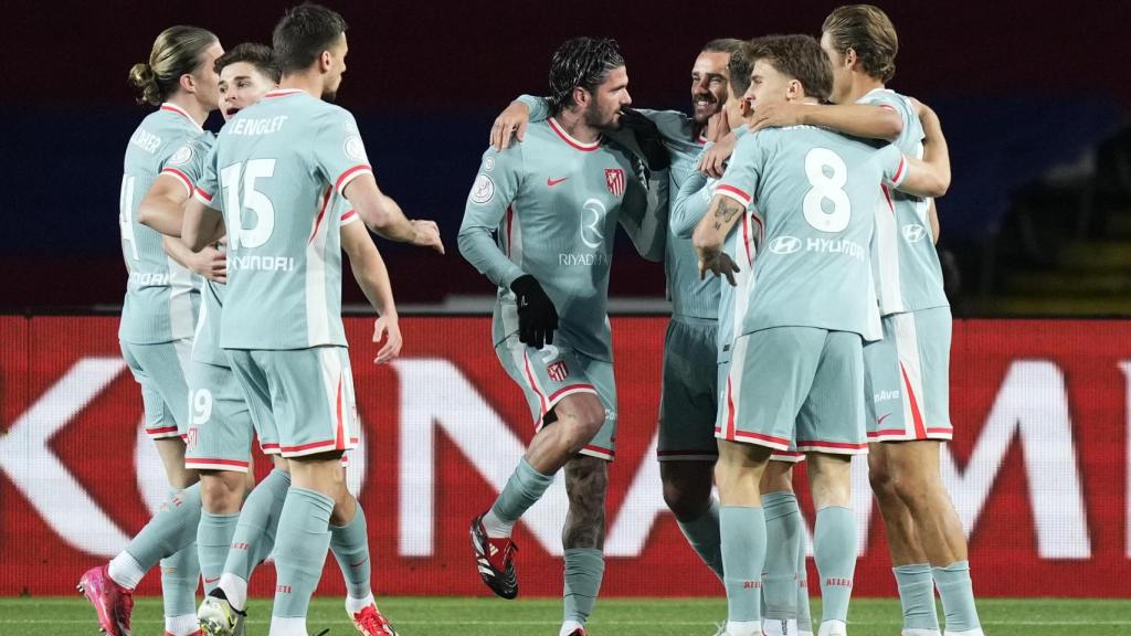 Los jugadores del Atlético de Madrid celebran el gol de Antoine Griezmann el Barça en Montjuïc