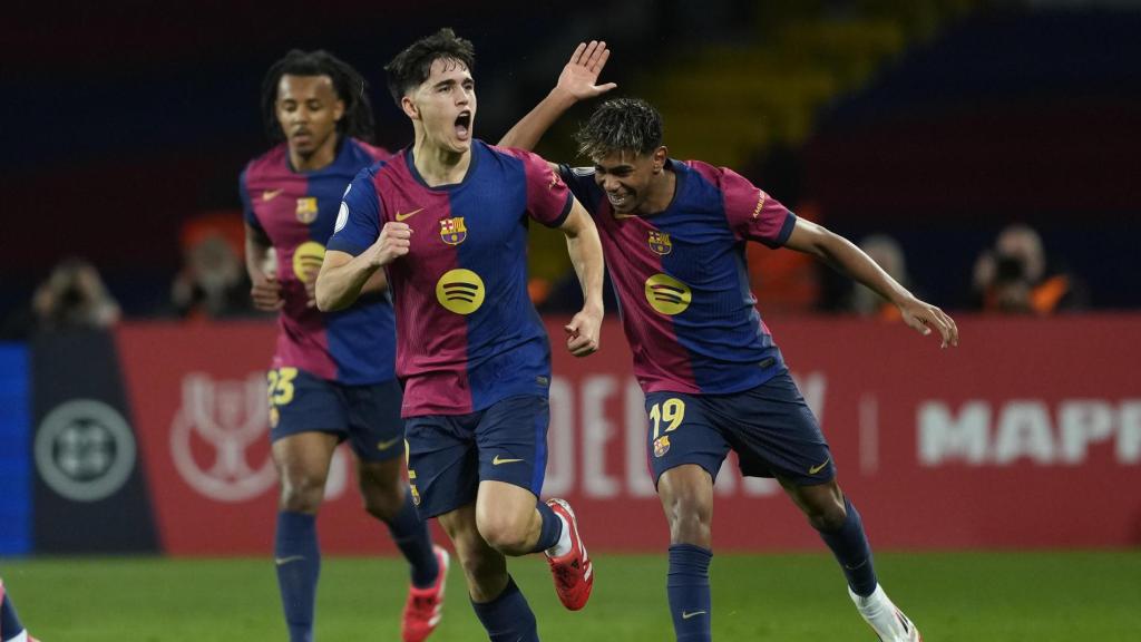 Lamine Yamal felicita a Pau Cubarsí por su primer gol con la camiseta del Barça